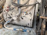 une photo montrant un tas de vieux outils dans un garage