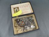 une boîte contenant tout un tas d'objets en argent