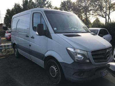 une camionnette argentée garée dans un parking