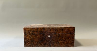 une vieille boîte en bois avec un cadenas sur le dessus