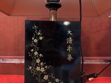 une lampe posée sur une table