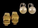deux paires de boucles d'oreilles en or et perles et une paire de boucles d'oreilles