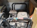 un petit moteur posé dans un garage à côté d'un ventilateur