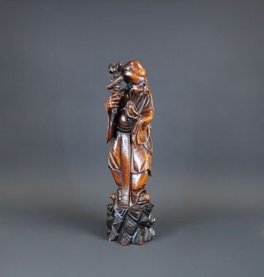 Statuette d'immortel en bois. Chine, travail du XXème siècle…