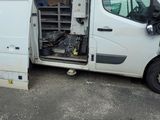 une camionnette blanche garée sur le parking