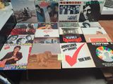 de nombreux disques posés sur une table basse dans une pièce