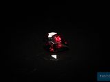 gros plan d'un diamant rouge sur une surface noire