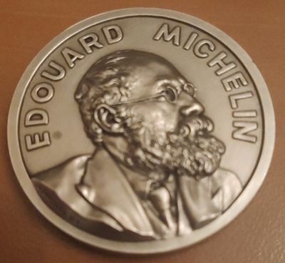 pièce d'argent sur laquelle figure le portrait d'un homme barbu