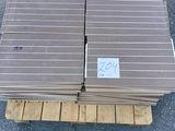 plusieurs morceaux de bois sont empilés sur une palette posée sur une autre palette