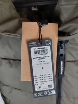 une étiquette située à l'arrière d'une veste et fixée à l'arrière de celle-ci