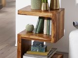 une étagère en bois sur laquelle est posé un cactus