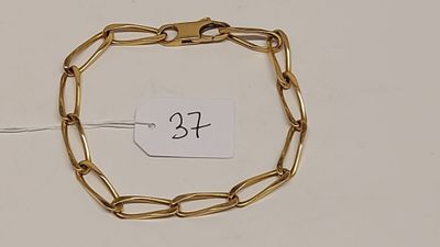 gros plan d'une chaîne de bracelets portant une étiquette de prix