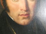 portrait d'un homme vêtu d'un manteau noir et d'une chemise blanche