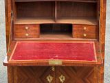 un vieux bureau en bois avec un plateau en marbre et des tiroirs
