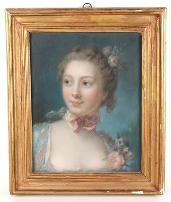 portrait d'une dame en robe bleue avec un nœud rose