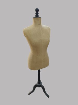 une image représentant un mannequin sur un pied, sur fond gris