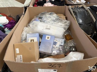 une boîte en carton remplie de bagages et d'autres objets