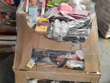 une boîte en carton avec l'image d'un bébé à l'intérieur