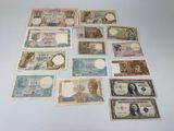 plusieurs types de billets de banque disposés sur une table