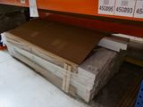 beaucoup de cartons sur les étagères du magasin