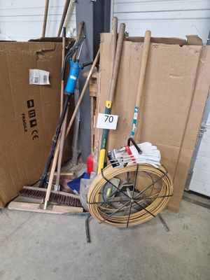 un tas d'outils et un ventilateur dans un garage