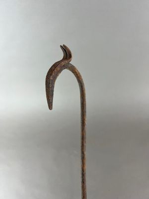un gros plan d'un objet métallique sur lequel figure un oiseau