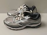 une paire de chaussures de course Saucony posées sur une surface blanche