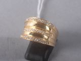 une bague en or sertie de diamants sur une pierre noire