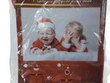 le bébé porte un costume de Père Noël dans un sac en plastique