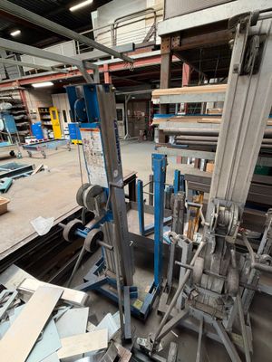 une machine qui travaille sur une pièce de métal