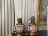 deux lampes posées sur une cheminée, avec un miroir en arrière-plan