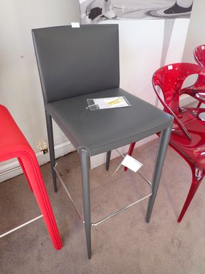 deux chaises rouges et une table grise dans une pièce