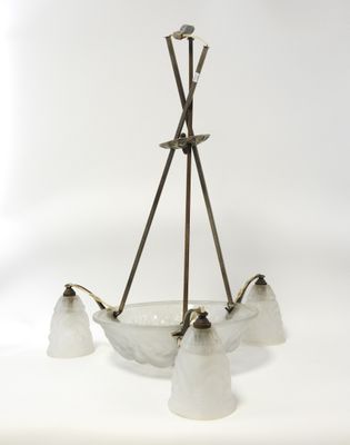 lustre à trois branches avec des abat-jours en verre dépoli