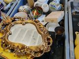 deux plateaux sur lesquels se trouvent un miroir et une banane