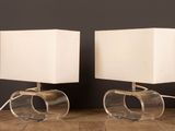 paire de lampes de table en acrylique transparent avec des abat-jours blancs