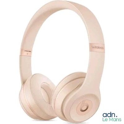 une paire d'écouteurs « Beats » sur fond blanc