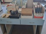 une table sur laquelle sont disposés de nombreux articles dans un magasin