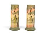 une paire de grands vases ornés d'arbres peints sur fond blanc