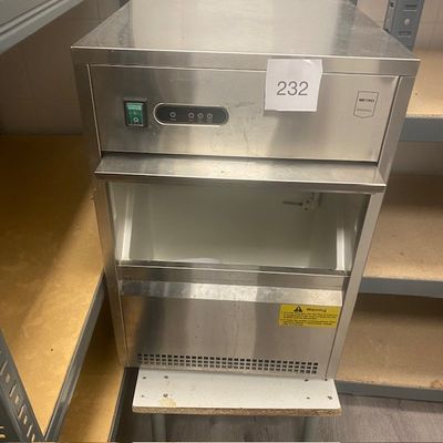 une machine à glaces en acier inoxydable exposée dans un magasin