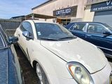 une voiture garée sur un parking à côté d'autres voitures