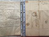 un vieux document écrit posé sur une table