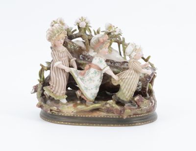 une figurine représentant un groupe de personnes dans un champ