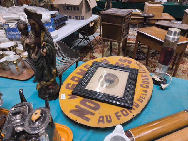 Lot comprenant deux cadres, 1 panneau publicitaire, 1 statuette r...