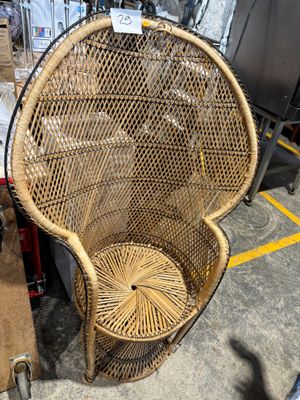 une chaise en osier posée par terre