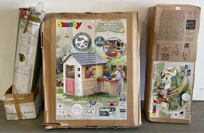 une boîte en carton avec l'image d'une maison à l'intérieur