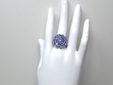 une main portant une bague, posée sur un mannequin