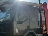 un gros camion garé sur un parking