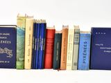 un grand nombre de livres alignés sur une étagère
