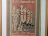une photo d'une affiche encadrée accrochée au mur