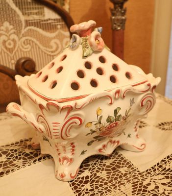 Bouquetière en faïence polychrome de bouquets de fleurs. - Photo 1